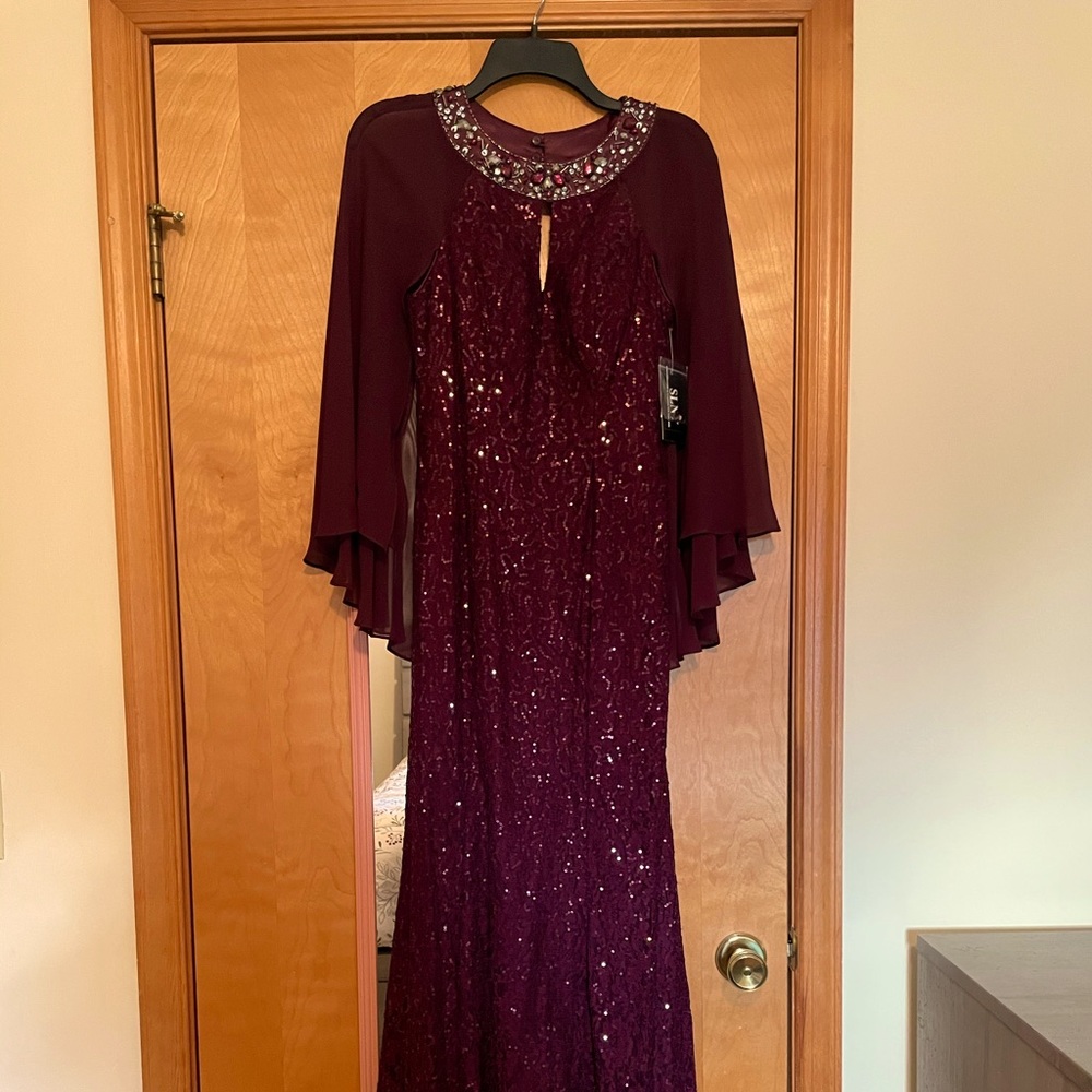 New Prom gown / Formal gown NEVER WORN except to try on